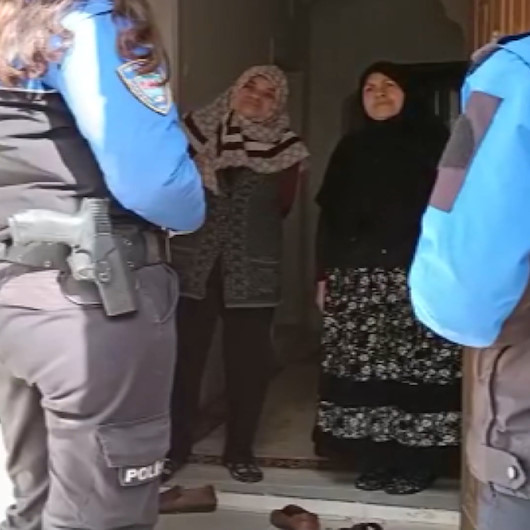 Polisler kapı kapı dolaşarak vatandaşları aşı dolandırıcılığına karşı uyardı